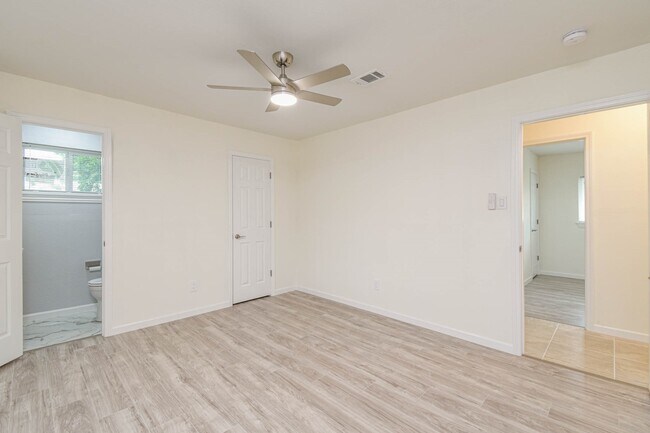 Building Photo - 5003 Denoron Dr