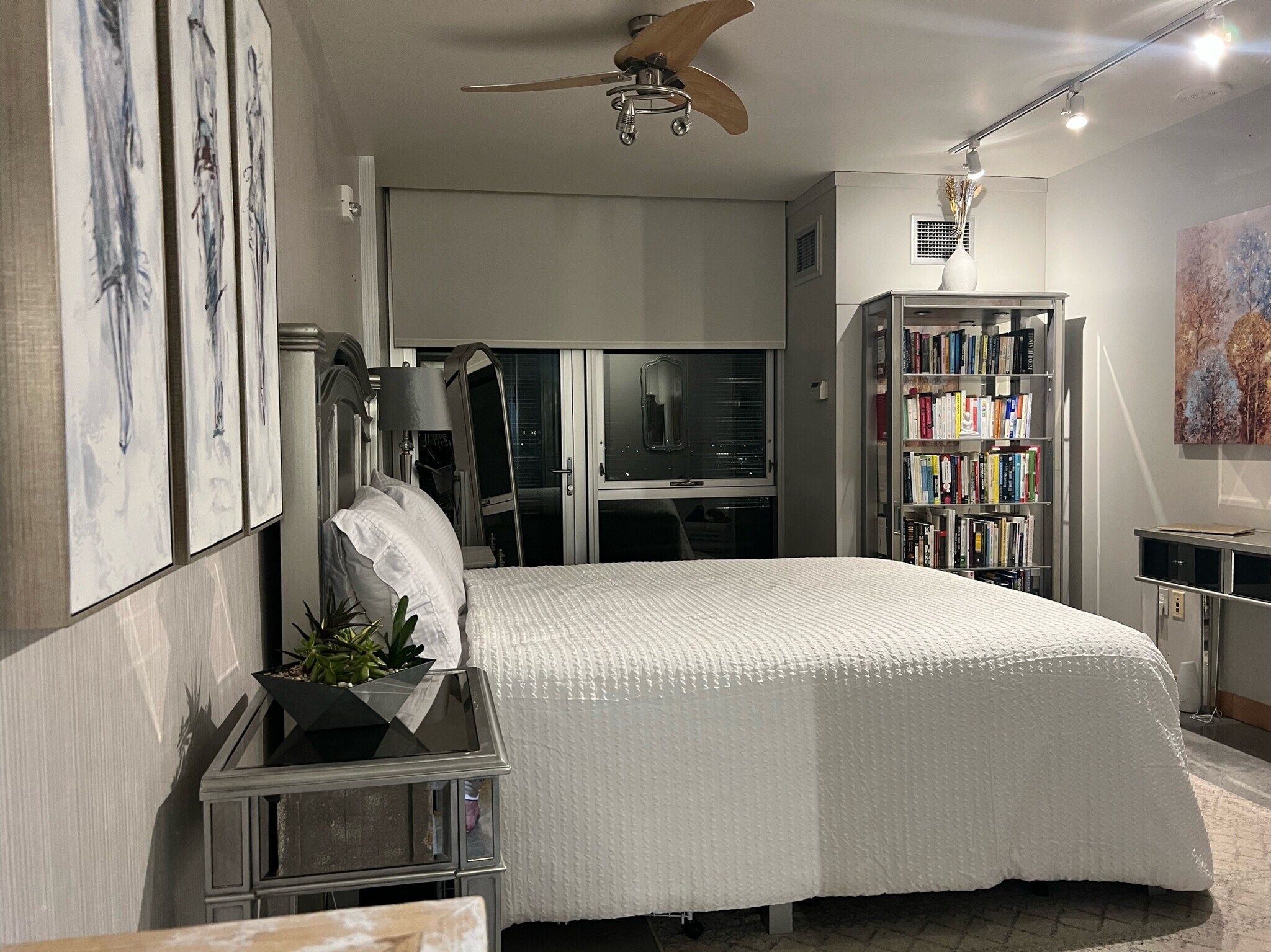 Building Photo - 221 E College St