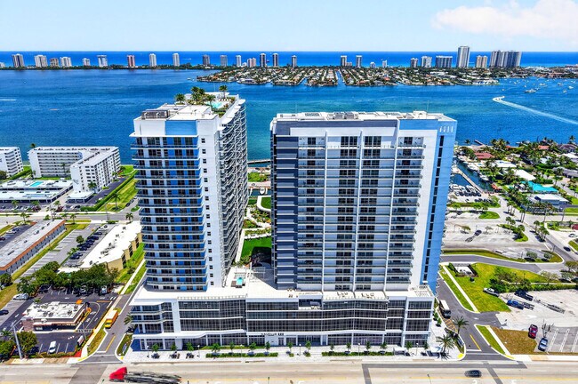 Building Photo - 220 Lake Shore Dr