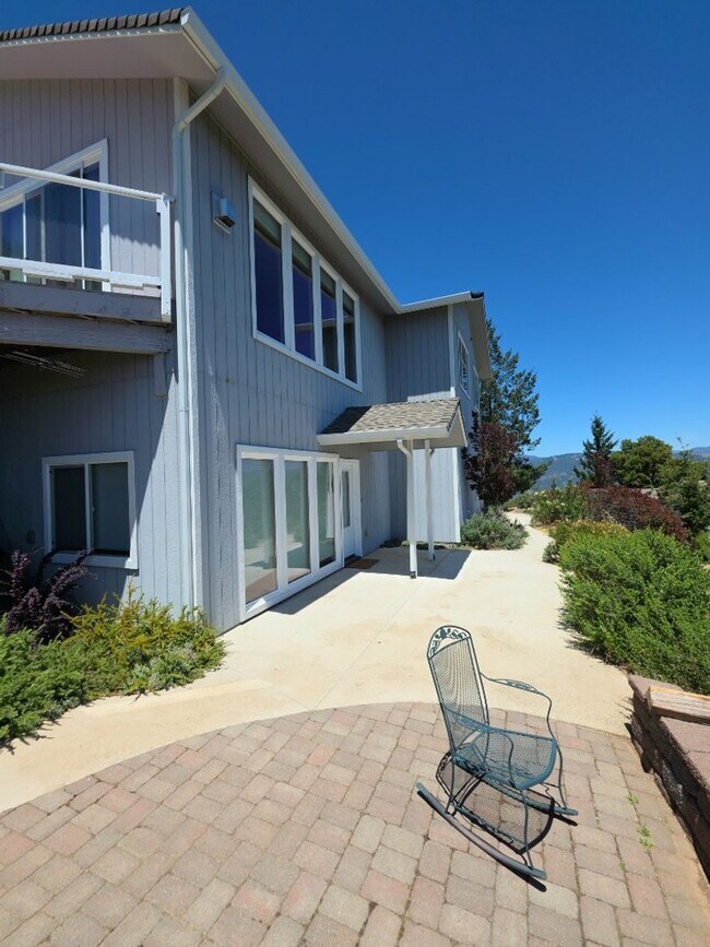 Building Photo - Stunning Lake Views in Riviera West