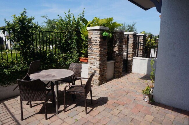 Building Photo - Charming 2-Bed, 2-Bath Townhouse Retreat i...