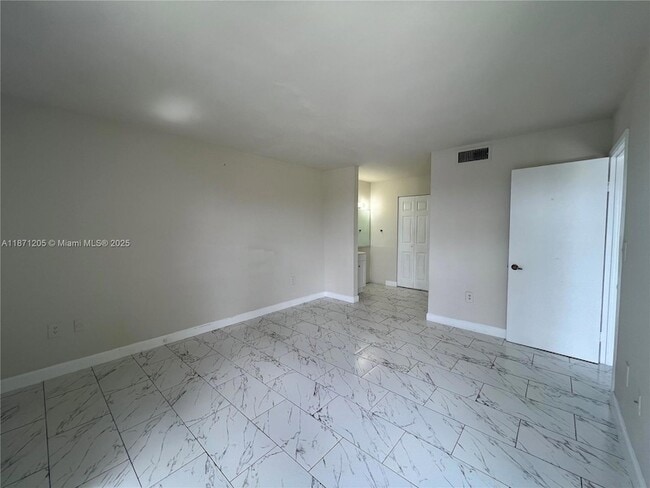 Building Photo - 480 W Park Dr