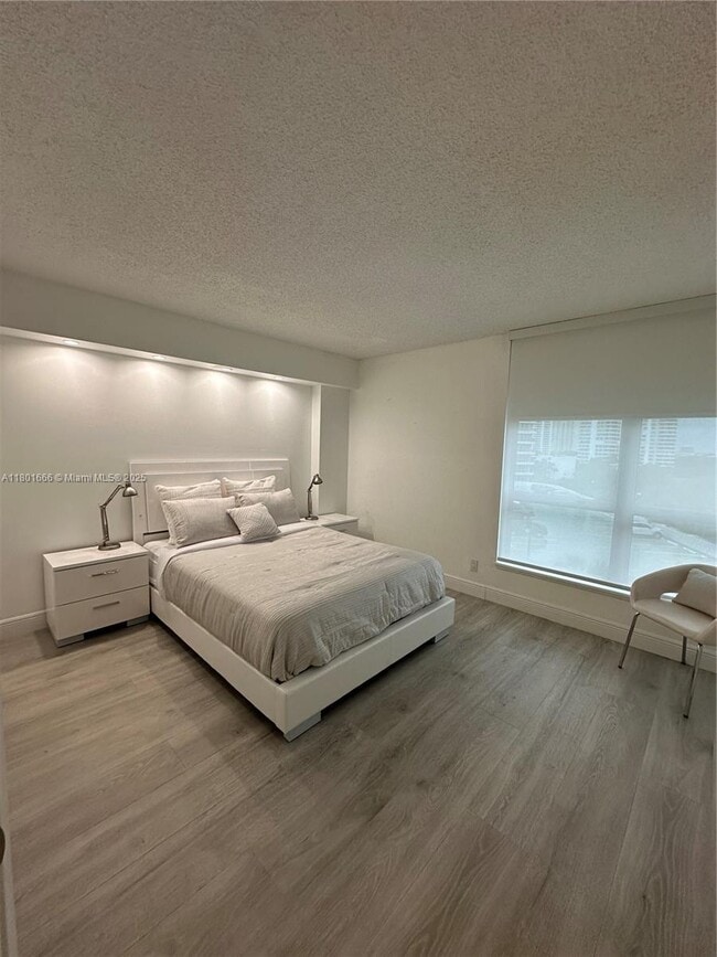 Building Photo - 3600 Mystic Pointe Dr