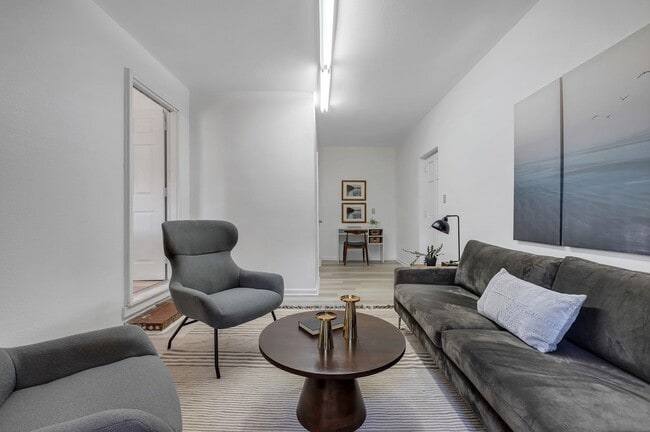 Building Photo - 3421 Sunnyside Dr