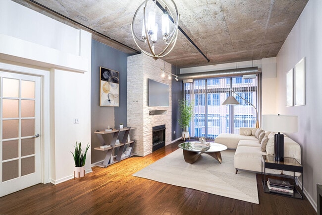 Building Photo - 933 W Van Buren St