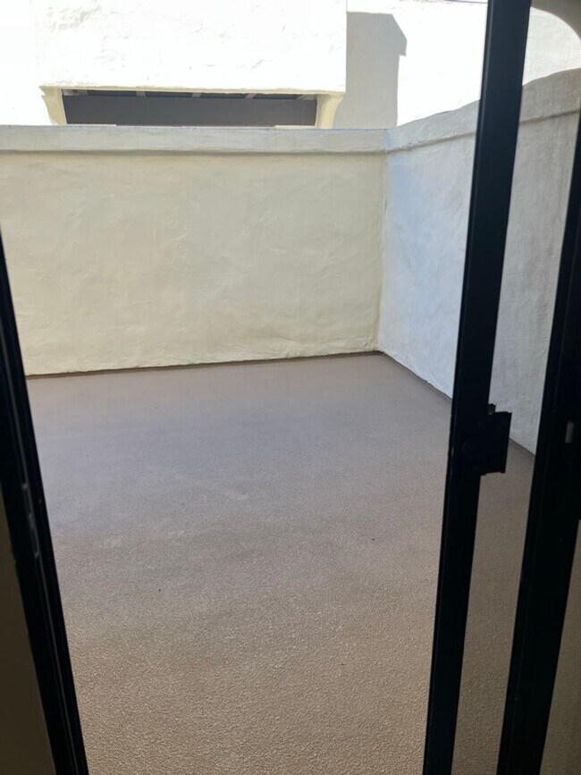 Building Photo - Meticulously maintained condo - 2 main bed...