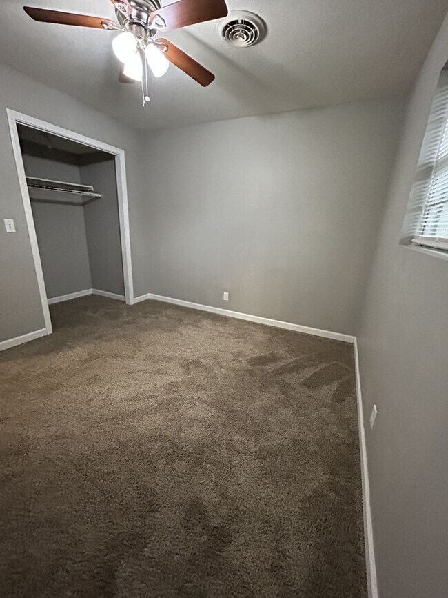 Building Photo - 1303 E 9th St