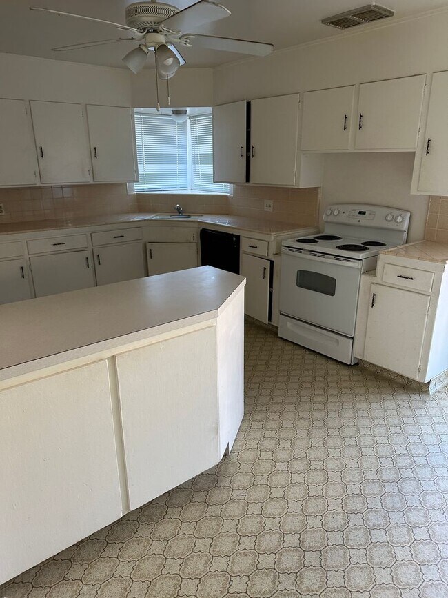 Building Photo - Desirable 2 Bedroom