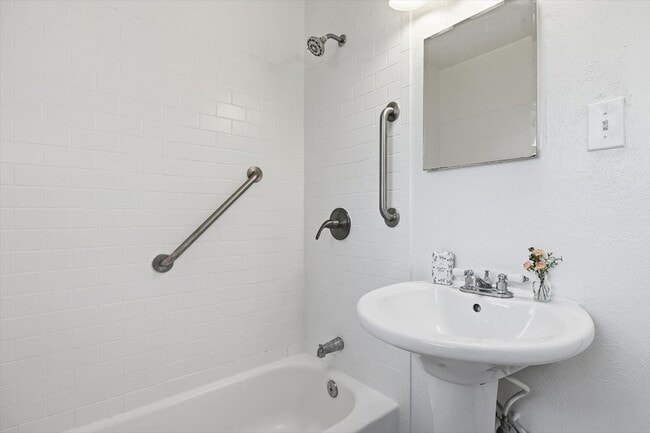 Building Photo - 6417 Darwood Ave