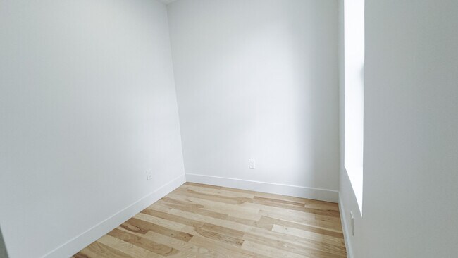 Building Photo - 182 Schaefer St