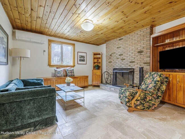 Building Photo - 10 Purdy Hollow Rd