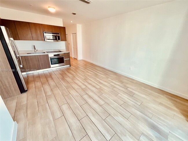 Building Photo - 1600 SW 1st Ave