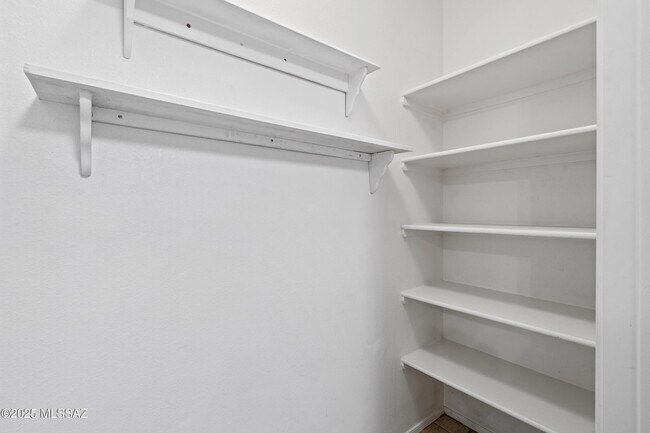 Building Photo - 5751 N Kolb Rd