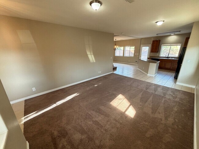 Building Photo - Spacious 4BED/3BATH Home Located in North ...