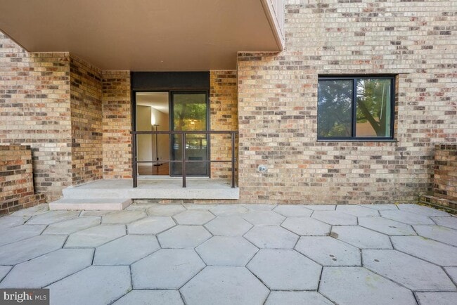 Building Photo - 5904 Mt Eagle Dr