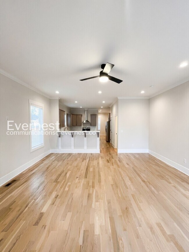 Building Photo - 4 Bed/2.5 Bath Town Home with Garage / Pet-Friendly / Available Now!