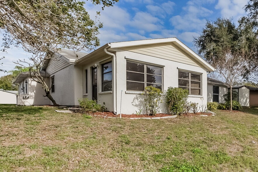 Building Photo - 6205 37th Ave W