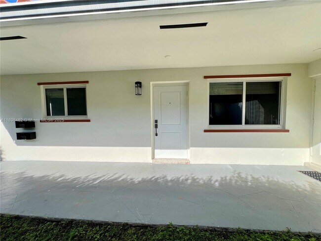 Building Photo - 2827 SW 24th St