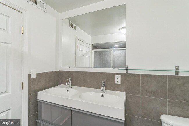 Building Photo - 4220 Chestnut St