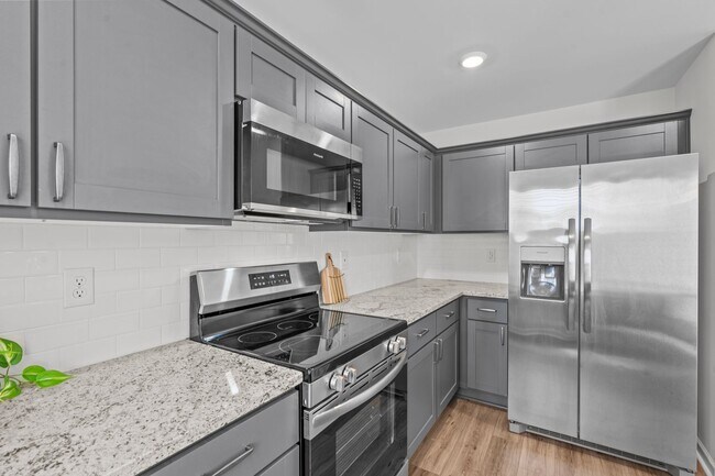 Building Photo - Beautiful 3 Bedroom 2.5 Bath Townhome in East Main Meadows