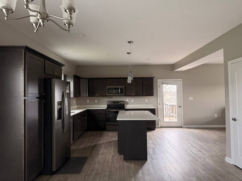 Building Photo - 270 Mabdarin Dr