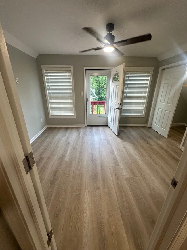 Building Photo - 325 W 15th St