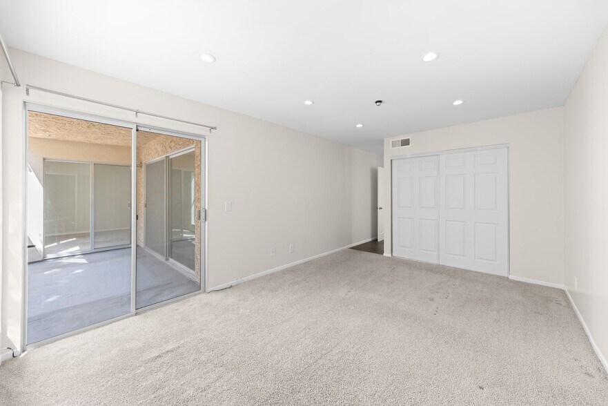 Building Photo - Resort-Style 2-Bed, 2-Bath Condo with Lake...