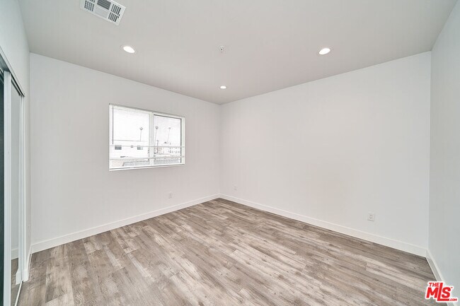 Building Photo - 605 1/2 W 41st Pl