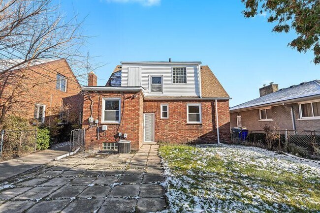 Building Photo - 18285 Snowden St