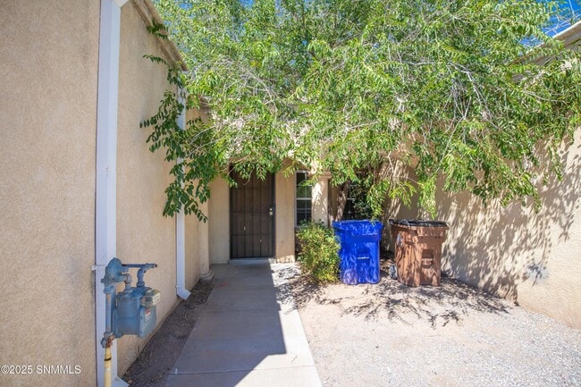 Building Photo - 1302 N Triviz Dr