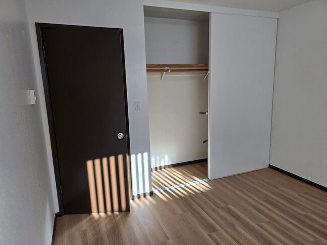 Building Photo - Incredible Value!  Upstairs Pet Friendly 2...