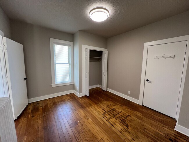 Building Photo - Newly Remodeled Modern 1-Bedroom Main Floor Apt
