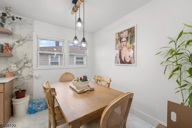 Building Photo - 22 Crescent Ct