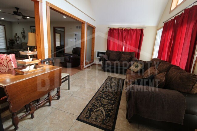 Building Photo - 4-bedroom, 3.5-bath home in Kirbyville, MO.