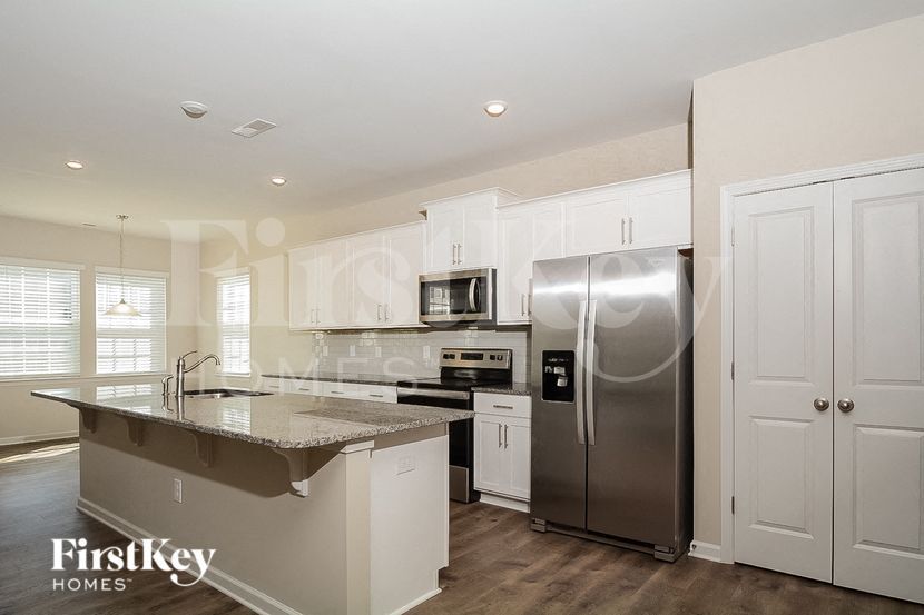 Building Photo - 302 N Great White Way