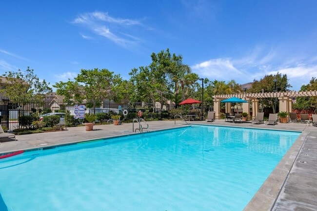 Building Photo - Large Ventura Home with Community Pool