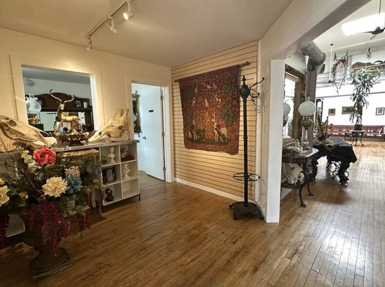 Building Photo - 706 W Pennway St