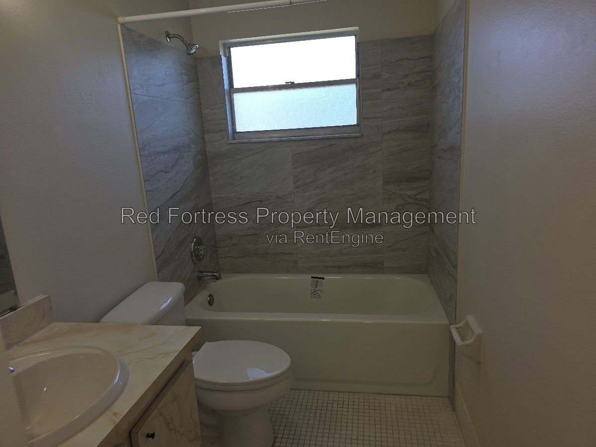 Building Photo - 1049 Ridgeway Dr