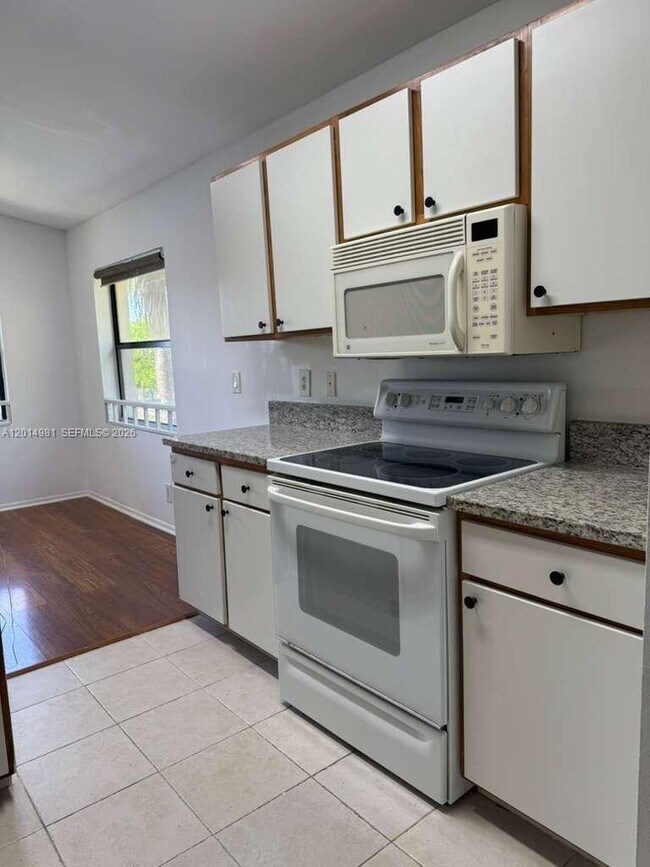 Building Photo - 9999 Summerbreeze Dr