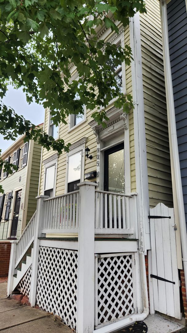 Building Photo - Bright and Newly Updated Apartment in the Heart of Old Town!