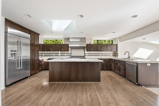 Building Photo - 4-Bedroom Luxury Home for Rent by Portland Golf Club