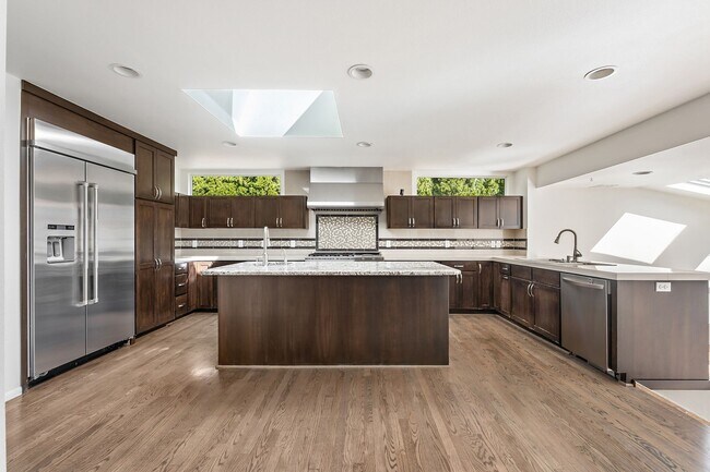 Building Photo - 4-Bedroom Luxury Home for Rent by Portland...