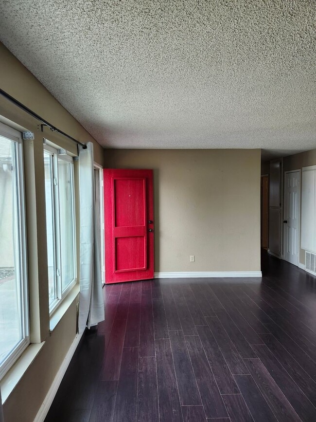 Building Photo - Inviting 3-Bedroom Home