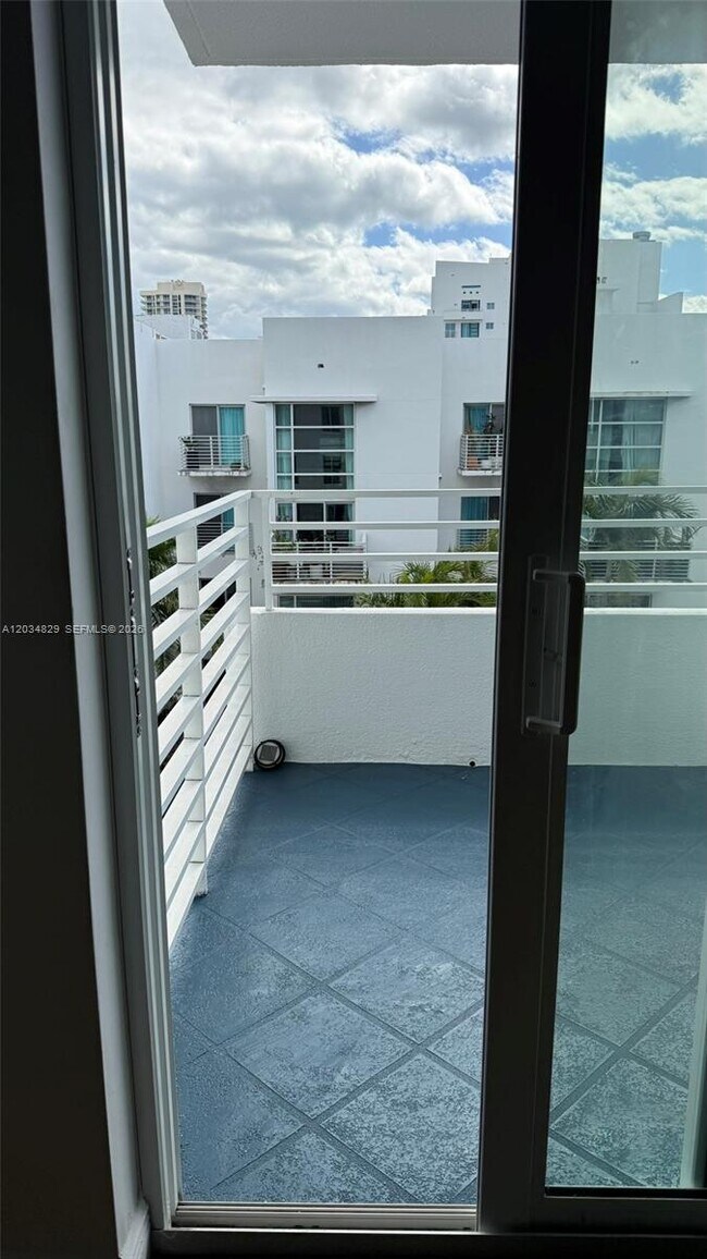 Building Photo - 7800 Collins Ave