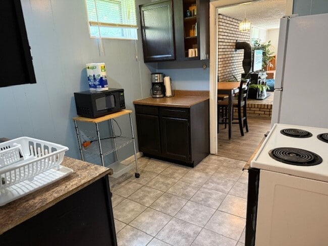 Building Photo - Knoxville 37921 - 1 bed 1 bath downstairs ...