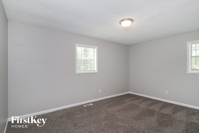 Building Photo - 860 Green Forest Dr