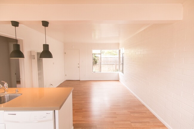 Building Photo - Charming 1br/1ba with Mid Century Touches in Ocean Beach/Point Loma