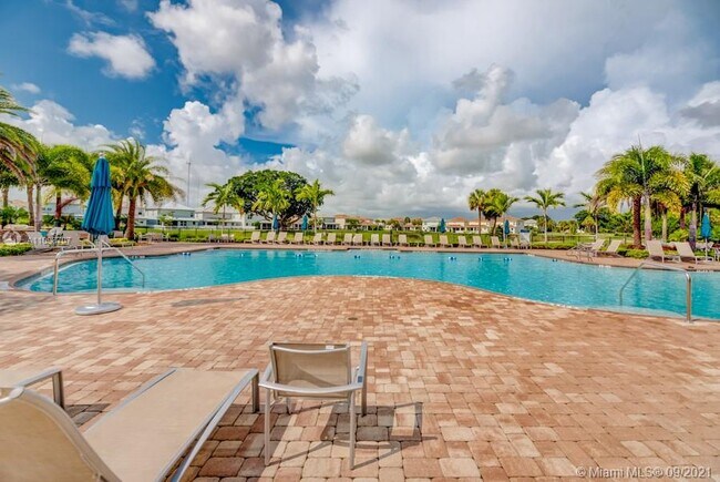 Building Photo - 1585 Evergreen Terrace