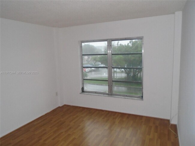 Building Photo - 4174 Inverrary Dr