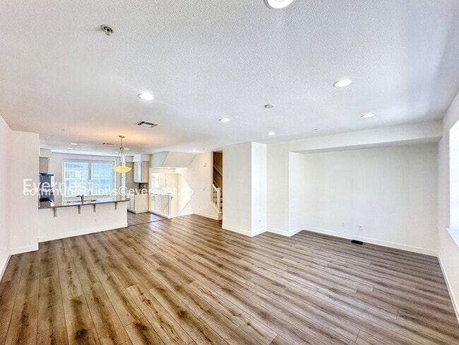 Building Photo - 650 Summer Ln